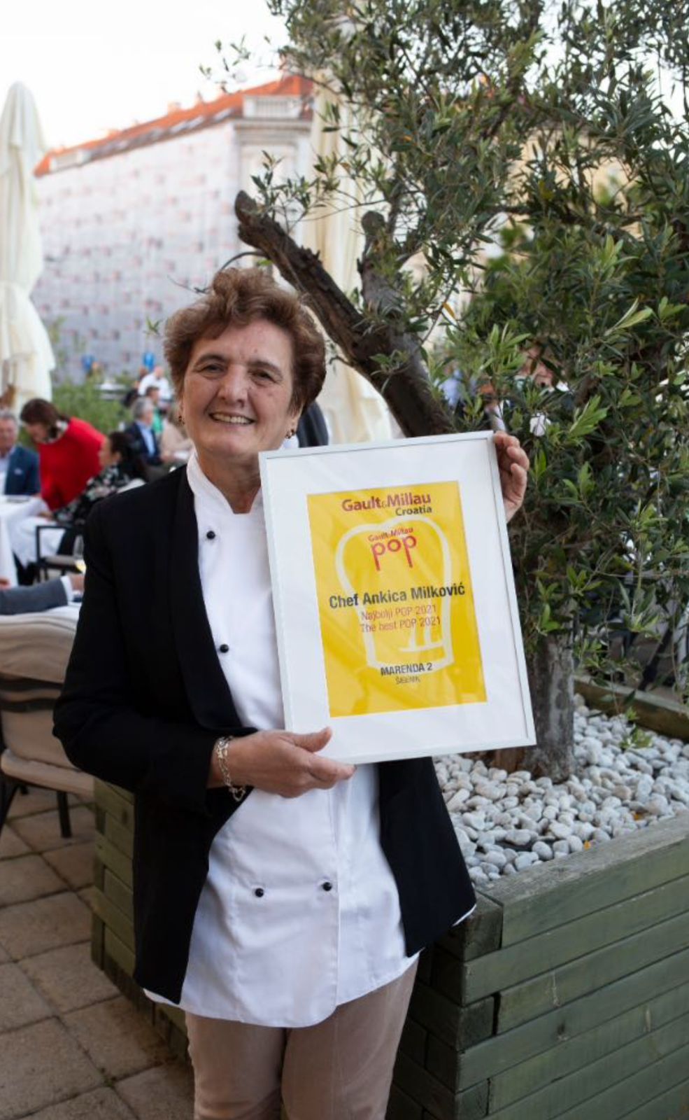 Chef Ankica Milković u bijeloj kuharskoj kuti drži uokvirenu plaketu Gault&Millau Croatia POP 2021 za Marendu 2 Šibenik